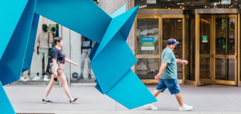 Sette origami giganti sono atterrati a New York